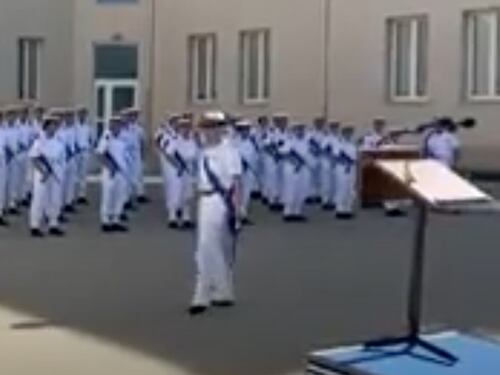 Il balletto dei marinai finisce su YouTube e imbarazza il ministero della Difesa