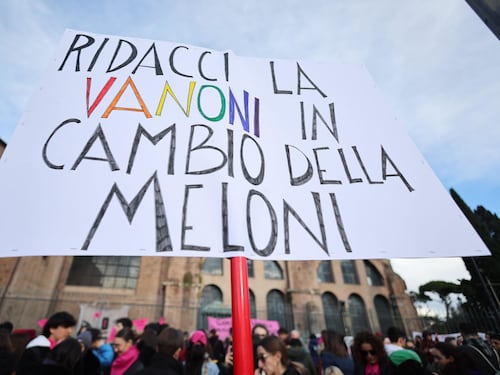 «-Femminicidi, +Melonicidi» Il corteo di «Non Una di Meno» contro la violenza sulle donne invoca la morte della premier