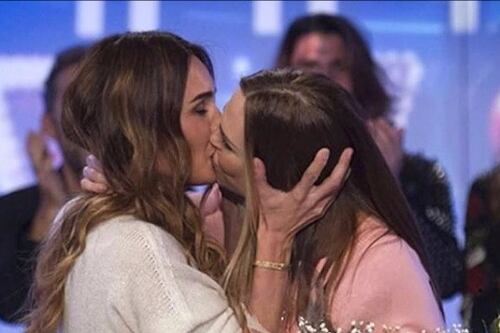 Ilary Blasi e Silvia Toffanin, il bacio lesbo fa impazzire il web