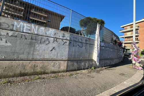 Roma, sfregio al poliziotto morto: "Meno 1 Acab". La denuncia: clima da caccia allo sbirro