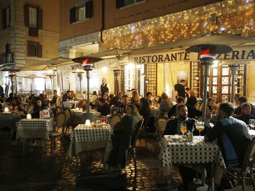 Covid, tavolini all’aperto prorogati fino a settembre. Bar e ristoranti restano con i dehors