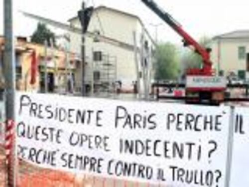 Maxi tettoia a Giardino Cicetti: «Uno stand per gli abusivi»