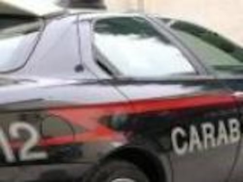 Salerno: accoltella gravemente una donna, si lancia dalla finestra e muore