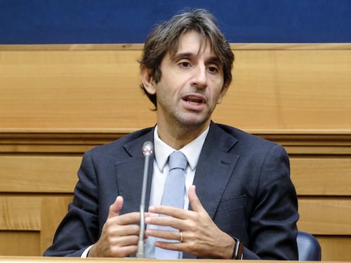 Donzelli demolisce la sinistra su Conte, Scarpinato, Soros e Salis: “Falsi maestrini della legalità”