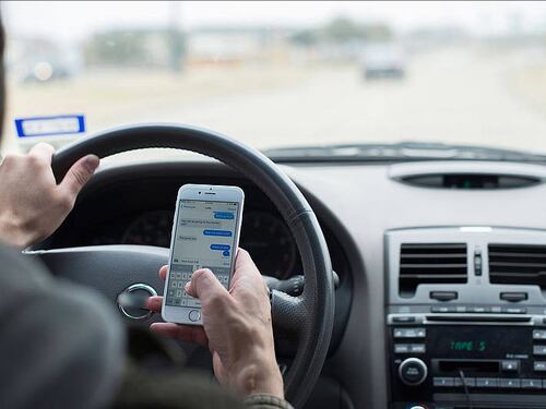La stretta di Toninelli: "Ritiro della patente a chi guida parlando al cellulare"