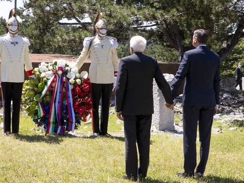 Mattarella e Pahor mano nella mano davanti alla foiba di Basovizza