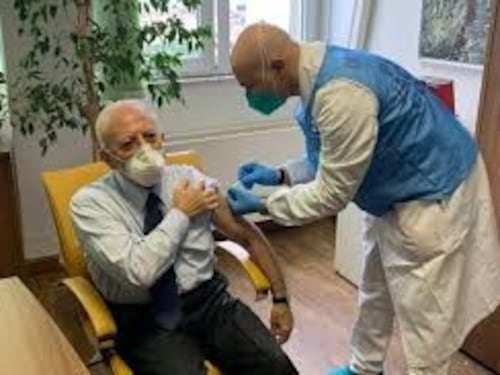 "Doveva aspettare il suo turno per il vaccino": anche Bassetti bacchetta De Luca