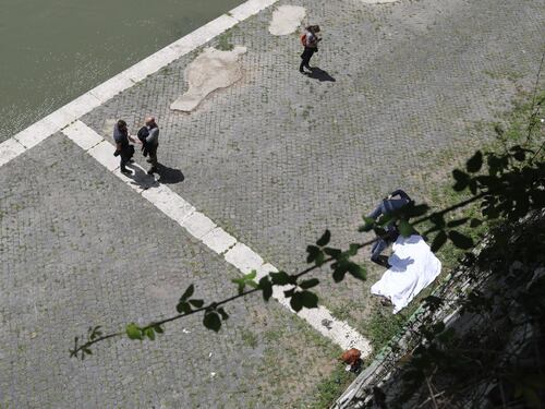 Un cadavere di donna sotto Ponte Sisto: ha il volto tumefatto