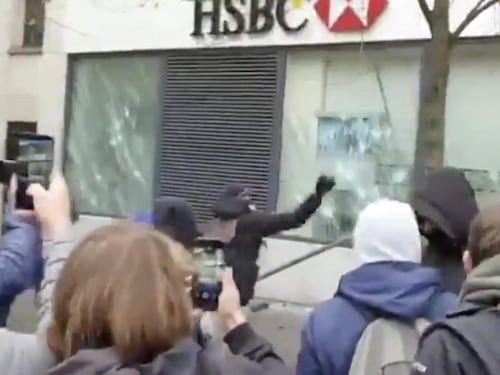 Un anno di gilet gialli. A Parigi tornano gli scontri