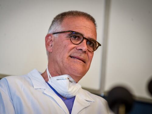 Grandissimi ignoranti da stanare ed emarginare: Zangrillo choc a L'Aria che tira sui medici no-vax