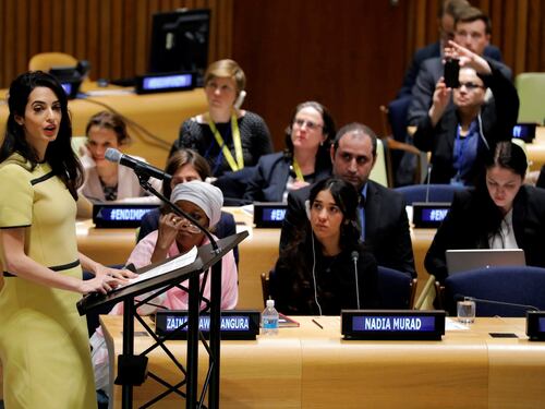 Amal Clooney debutta all'Onu in giallo col pancione