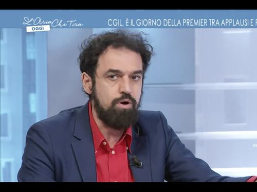 L’Aria che Tira, si rivede Giarrusso e spara a zero su Meloni: “Imbarazzante, razzola male”