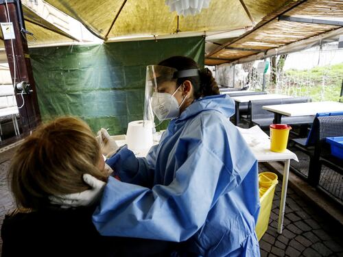 Il tampone rapido ci salverà, la ricetta di Remuzzi sul Covid