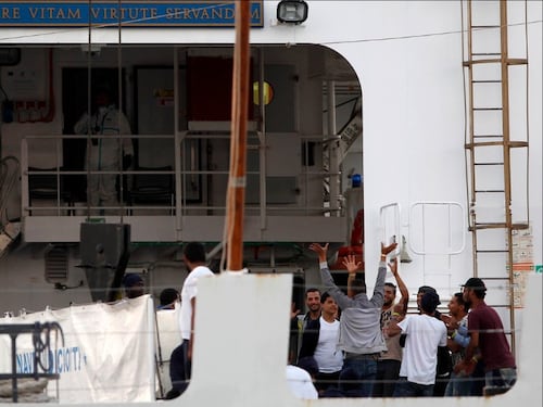 Mattarella sblocca lo sbarco, sui profughi è scontro Salvini-Colle