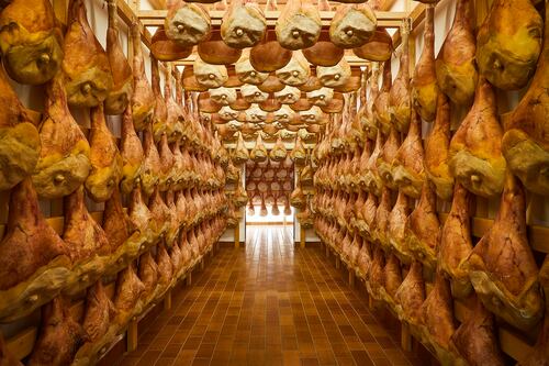 Stagionatura più lunga e più attenzione al sale: così cambiano le regole per il Prosciutto di San Daniele