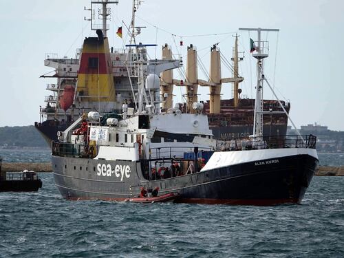 Migranti, l’ ex ammiraglio Nicola De Felice al fulmicotone con Angela Merkel su Sea Eye 4