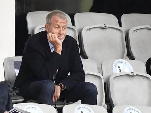 Roman Abramovich sommerso da bollette e carta igienica: deve pagarsi tutto da solo