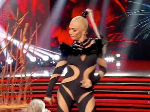 Ballando Con Le Stelle, Paola Barale in pista così: il veleno di Striscia