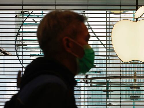 Il coronavirus contagia Apple: meno iPhone e store vuoti in Cina