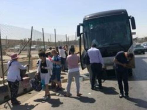 Bomba contro il bus di turisti vicino alle piramidi di Giza