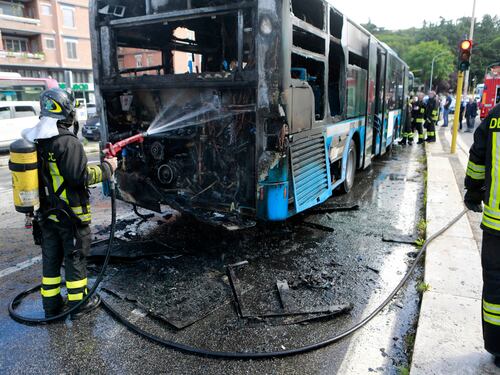Un altro autobus va a fuoco in piazza Pio XI
