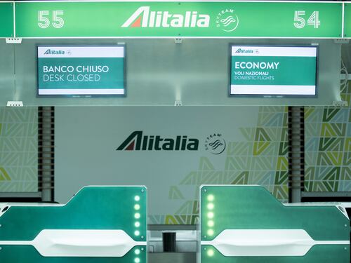 Non ci sono soldi. Slittano gli stipendi Alitalia