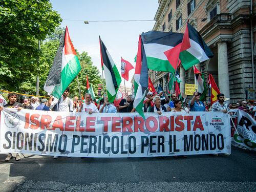 Riarmo, la sinistra va in ordine sparso in piazza. E scatta il solito odio antisemita su Israele