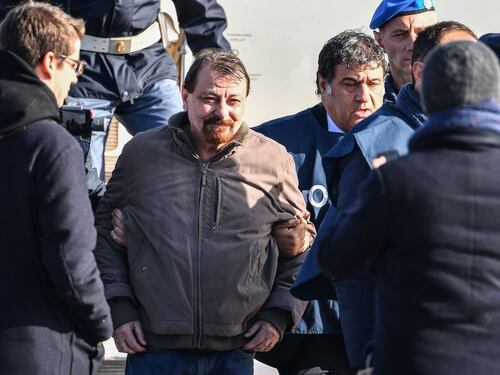 Battisti dalla cella: "Umiliato al mio arrivo in Italia"