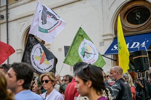 Ddl antisemitismo, fuori Montecitorio le bandiere del terrorismo islamico. Insorge FdI: “Sinistra in silenzio, non condanna”