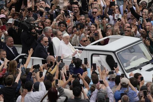 Da J.D. Vance al bagno di folla in Papamobile: la Pasqua di Francesco