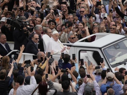 Da J.D. Vance al bagno di folla in Papamobile: la Pasqua di Francesco