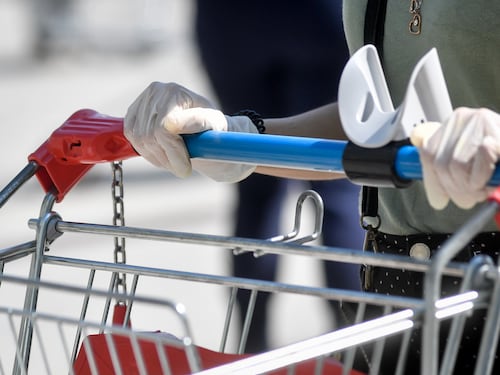 Sardegna zona rossa per i focolai: positivi beccati dal medico al supermercato