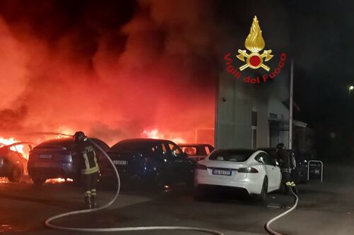 Roma, a fuoco una concessionaria Tesla. Possibile atto doloso anti-Musk