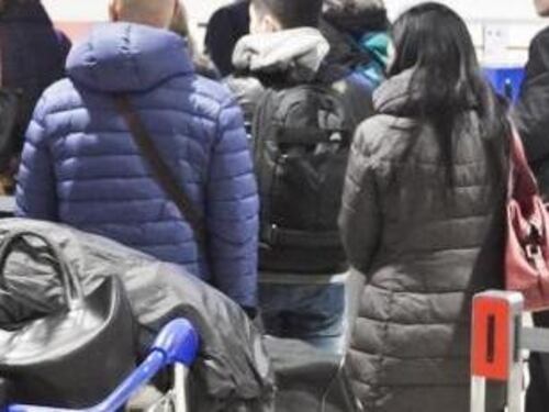 Controlli "tripli" all'aeroporto di Bologna: in centinaia assembrati al chiuso
