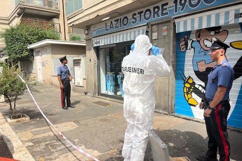 Ostia, spari contro il Lazio Store. Ipotesi avvertimento e il precedente