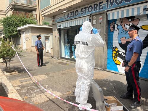 Ostia, spari contro il Lazio Store. Ipotesi avvertimento e il precedente