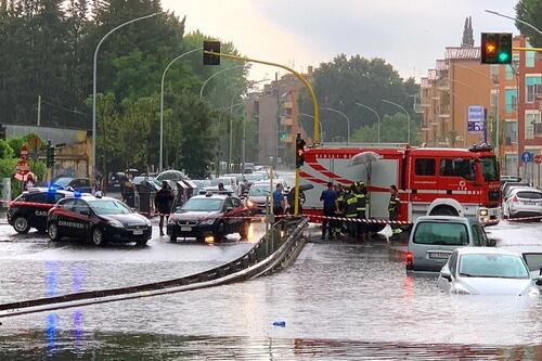 Nubifragio a Roma, disabile bloccato in auto salvato dai carabinieri
