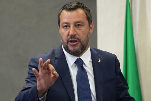 Roma, bruciate all'università foto di Salvini. "Non mi faccio intimidire"