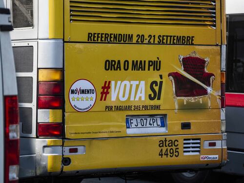 Propaganda grillina sui bus dell'Atac. E paghiamo noi