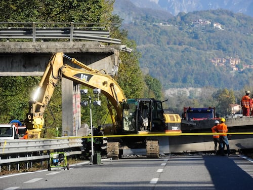 Crolla cavalcavia sulla statale 36 in Brianza, si indaga sulle responsabilità