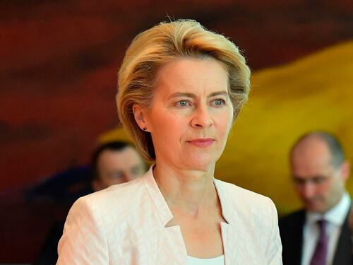 Von der Leyen fa campagna elettorale: "Salario minimo in tutta Europa"