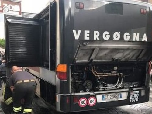 Ennesimo bus in fiamme a Roma, paura a Tor Vergata