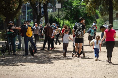 Migliaia di "congiunti" invadono i parchi di Roma. Altro che i Navigli a Milano