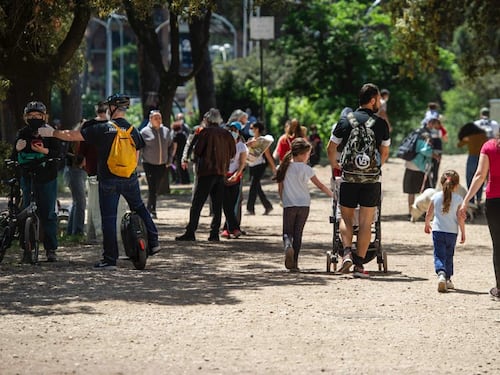 Migliaia di "congiunti" invadono i parchi di Roma. Altro che i Navigli a Milano