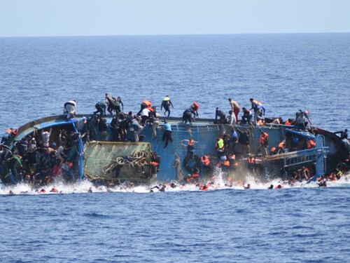 Un altro barcone in avaria. Toninelli: "Torna a Tripoli"