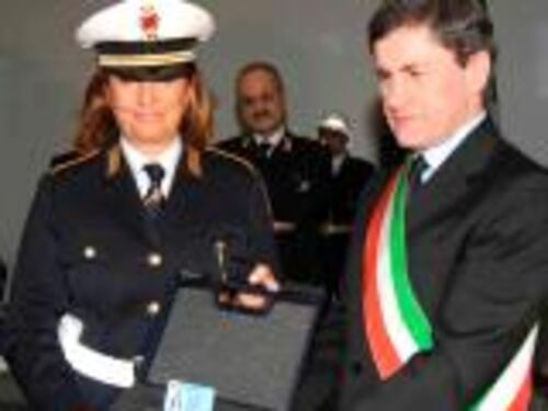 Vigili urbani con l'arma Alemanno: no ai pistoleri