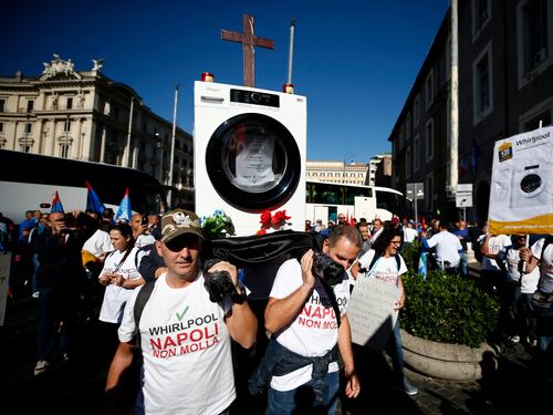 Whirlpool tra bare e lavatrici, lavoratori in corteo contro la cessione