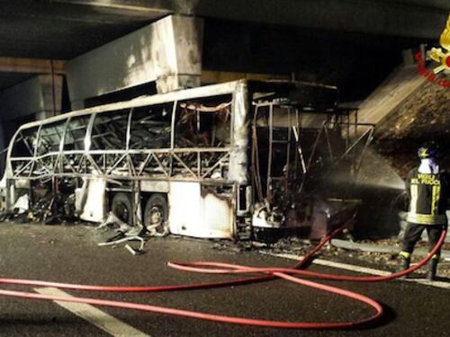 Strage di ragazzi sull'A4, bus si schianta e prende fuoco: 16 morti carbonizzati