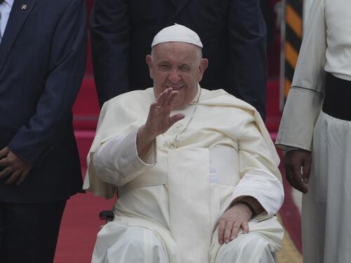 Papa Francesco vola in Indonesia e dà subito un segnale sui migranti