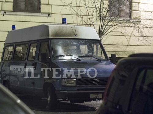 Roma, molotov contro il commissariato Prati. Incendiato furgone della polizia